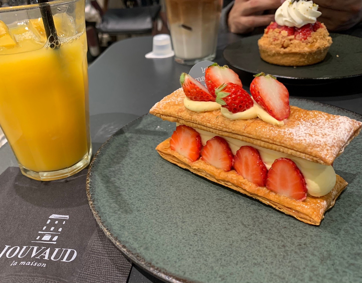 名駅の付近のスイーツカフェ La Maison Jouvaud 自由気ままに楽しむ